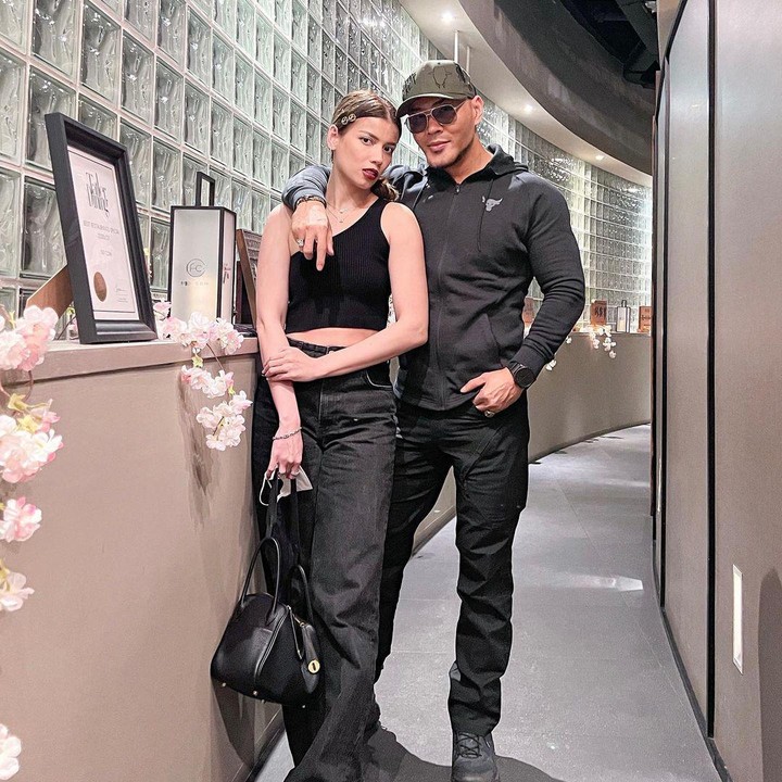 <p>Potret mesra keduanya diunggah pada laman Instagram nih, Bunda. Mesra banget, ya. (Foto: Instagram: @sabrinachairunnisa_)</p>