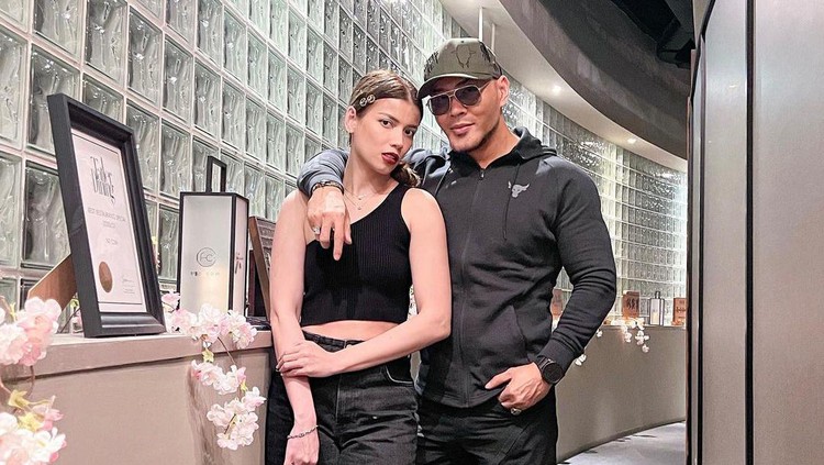 Bulan Madu Sabrina dan Deddy Corbuzier Bulan Madu Sabrina dan Deddy Corbuzier