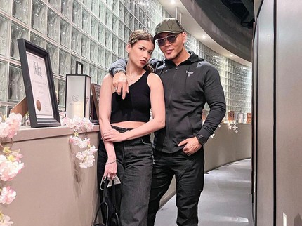 5 Potret Deddy Corbuzier & Sabrina Honeymoon di Singapura, Azka dan Nada Ikut Juga