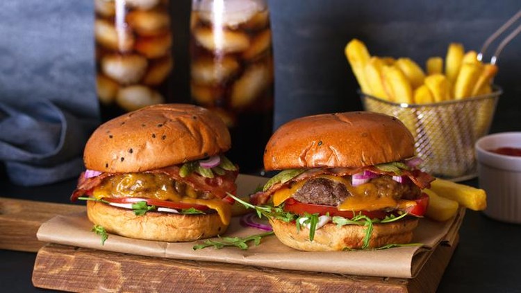 Cara makan burger yang benar agar tidak belepotan