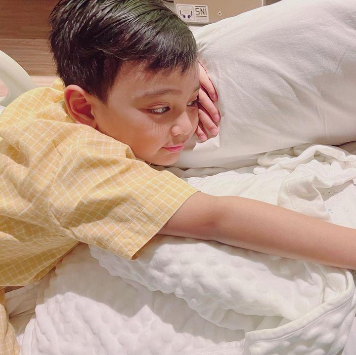 <p>Ini potret Rafif saat menjaga adiknya, Rafa. “Mas Rafif sayang banget sama dedek rafa,” kata Uut melalui unggahan Instagramnya. (Foto: Instagram @uutpermatasari)</p>