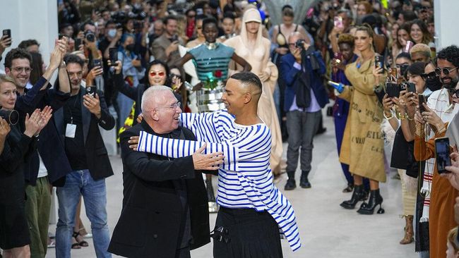 Setelah Chitose Abe dan Glenn Martens, kemarin (6/7), Olivier Rousteing, direktur artistik Balmain, mempresentasikan visinya akan Gaultier Couture.