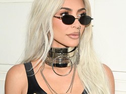 Kim Kardashian Pamer Bikini Warna Kulit, Dikira Tak Pakai Baju
