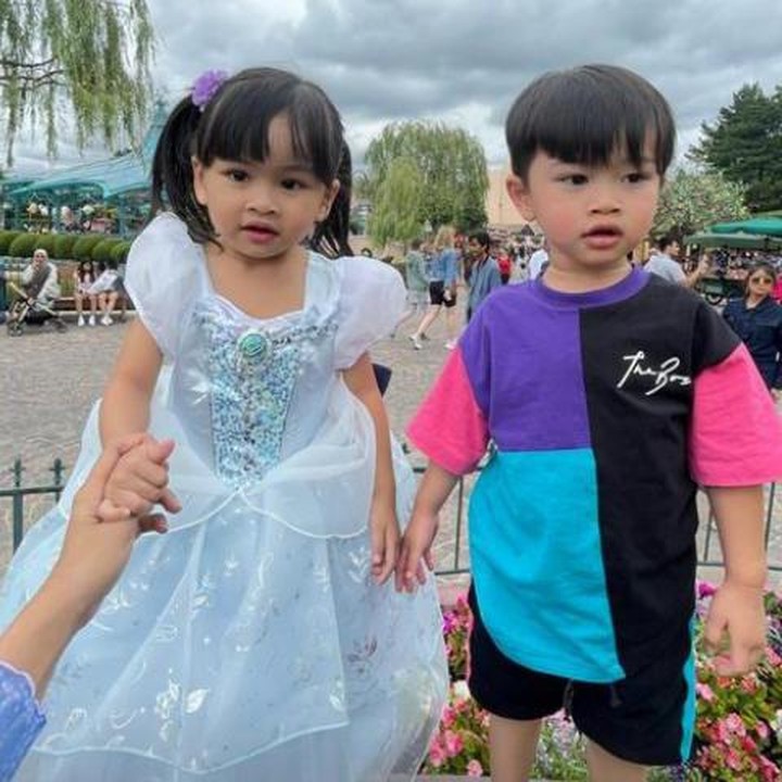 <p>Saat ini di Paris sedang musim panas. Cuacanya yang hangat cocok untuk Syahnaz bisa mengajak anak-anak liburan. (Foto: Instagram @syahnazs)</p>