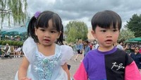 <p>Saat ini di Paris sedang musim panas. Cuacanya yang hangat cocok untuk Syahnaz bisa mengajak anak-anak liburan. (Foto: Instagram @syahnazs)</p>