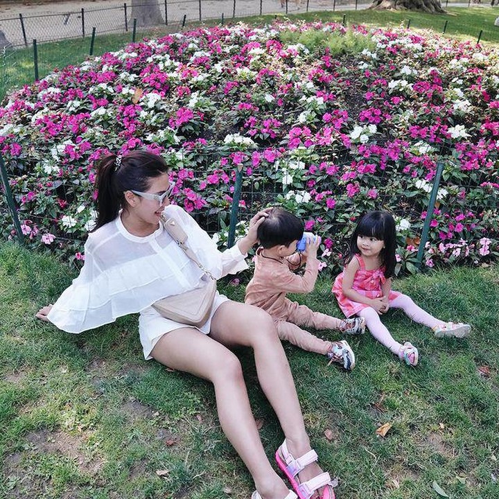 <p> Syahnaz dan Jeje juga mengajak kedua anaknya untuk mengunjungi taman di Paris. Tempat <em>outdoor</em> memang disukai anak-anak ya, Bun? (Foto: Instagram @syahnazs)</p>