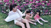 <p> Syahnaz dan Jeje juga mengajak kedua anaknya untuk mengunjungi taman di Paris. Tempat <em>outdoor</em> memang disukai anak-anak ya, Bun? (Foto: Instagram @syahnazs)</p>