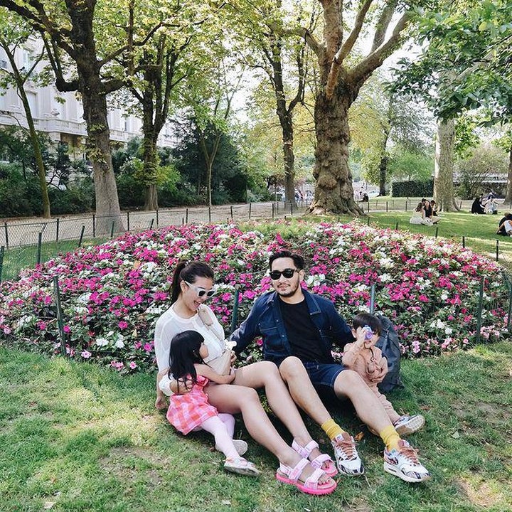 <p>Syahnaz dan Jeje pun tak lupa untuk memilih destinasi yang ramah anak di sana. Keseruan liburan keluarga yang satu ini dibagikan melalui akun Instagram pribadi. (Foto: Instagram @syahnazs)</p>