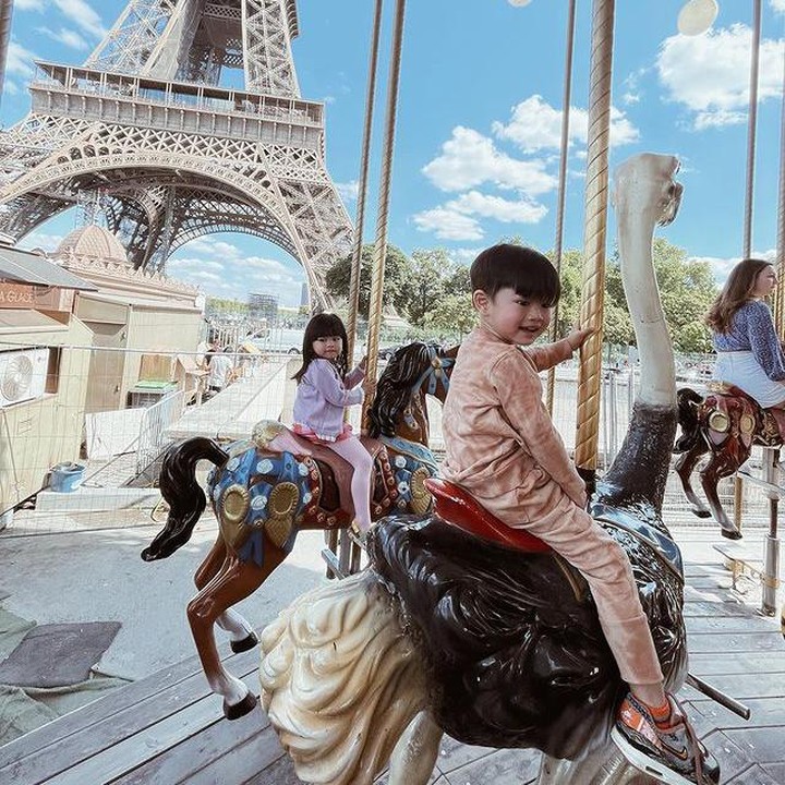 <p>Zayn dan Zunaira naik komidi putar dekat Menara Eiffel. Pastinya jadi memori masa kecil yang indah buat keduanya. (Foto: Instagram @syahnazs)</p>