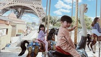 <p>Zayn dan Zunaira naik komidi putar dekat Menara Eiffel. Pastinya jadi memori masa kecil yang indah buat keduanya. (Foto: Instagram @syahnazs)</p>