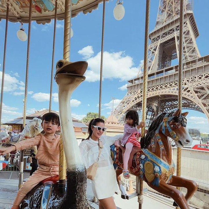 <p>Syahnaz Sadiqah dan suaminya, Jeje Govinda mengajak kedua buah hatinya untuk berlibur ke Paris, Prancis. (Foto: Instagram @syahnazs)</p>