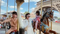 7 Potret Liburan Syahnaz dan Anak Kembarnya di Paris, Seru Main Dekat Menara Eiffel