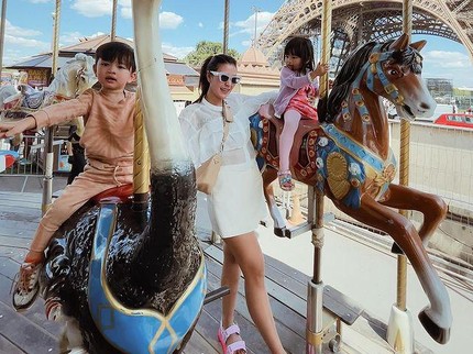 7 Potret Liburan Syahnaz dan Anak Kembarnya di Paris, Seru Main Dekat Menara Eiffel