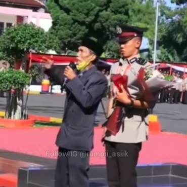 Viral Video Anak Sopir Angkot Sujud di Kaki Ayahanda Usai Lolos Jadi Polisi