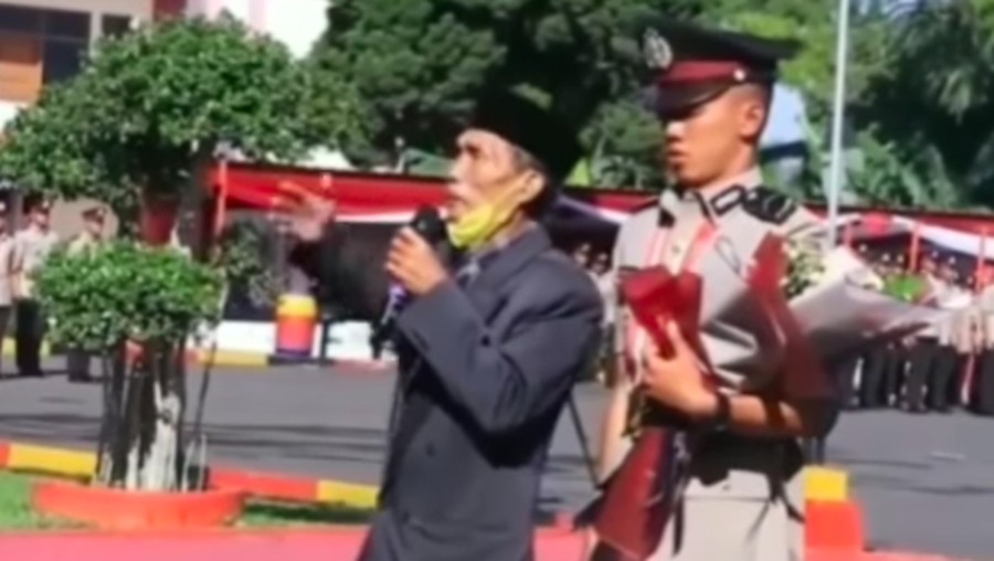 Lolos Jadi Polisi, Pria Ini Sujud di Kaki Ayah yang Bekerja sebagai Sopir Angkot