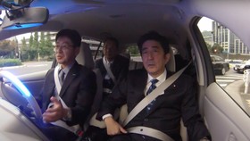 Mengingat Kembali Momen Shinzo Abe Tumpangi Mobil Berteknologi Canggih