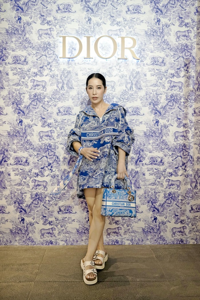Makeup artist dan influencer, Michelle Quan membuktikan bahwa gaya sporty dalam busana serba biru dan corak Dior Toile de Jouy bisa terlihat elegan. Foto: Courtesy of Dior