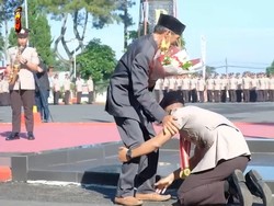 Momen Mengharukan Sopir Angkot Hadiri Pelantikan Anaknya Jadi Polisi