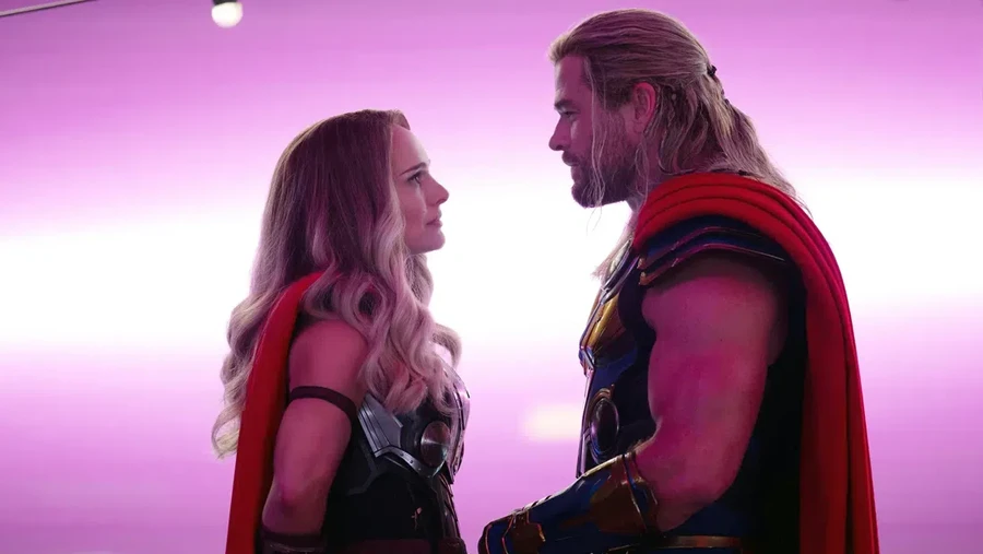 Natalie Portman dan Chris Hemswroth Natalie Portman di film 'Thor: Love and Thunder'.