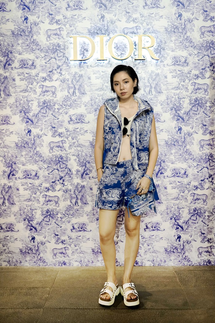 Olivia Lazuardy terlihat sporty dalam kombinasi vest dan celena pendek serta gaya rambut sleek. Foto: Courtesy of Dior