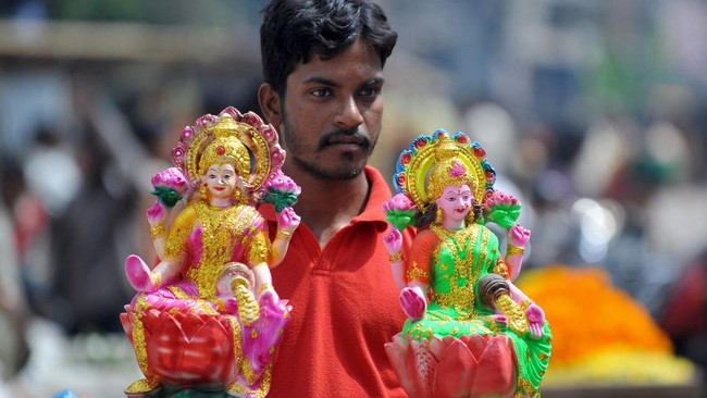 Bayi yang lahir dengan kondisi berkaki dan bertangan empat bikin heboh masyarakat wilayah utara India dan dipercaya sebagai titisan dewa.