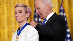 Rapinoe dan Biles Terima Presidential Medal of Freedom dari Biden