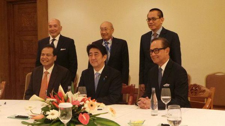 Potret Kebersamaan Chairul Tanjung dan Shinzo Abe dalam sebuah pertemuan di Bali (dok detikcom) Potret Kebersamaan Chairul Tanjung dan Shinzo Abe dalam sebuah pertemuan di Bali (dok detikcom)