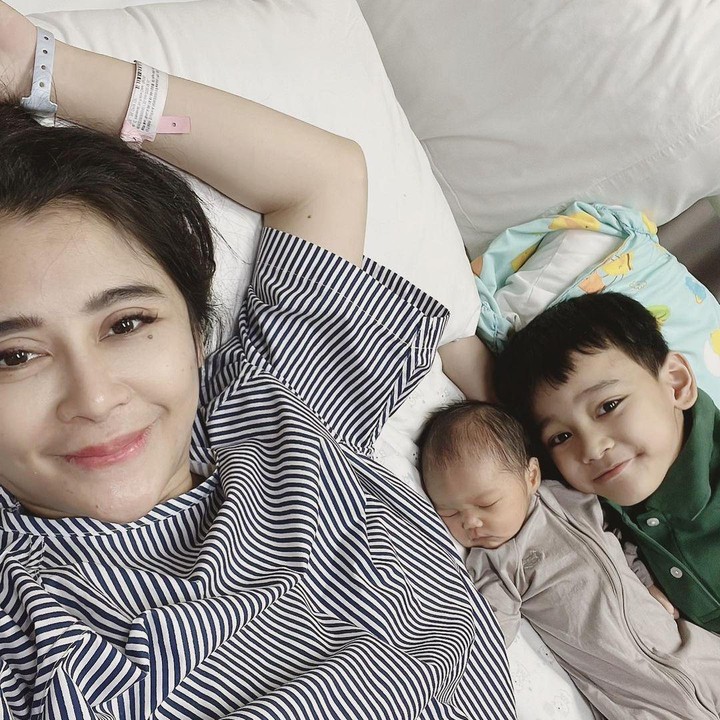 <p>Rafif seperti tak ingin jauh dari Rafa. Memiliki dua orang anak laki-laki membuat Uut sangat bersyukur. <em>“Alhamdulillah matursembah nuwun Gusti Maha Kuaso,”</em> kata Uut sebagai<em> caption</em>. (Foto: Instagram @uutpermatasari)</p>