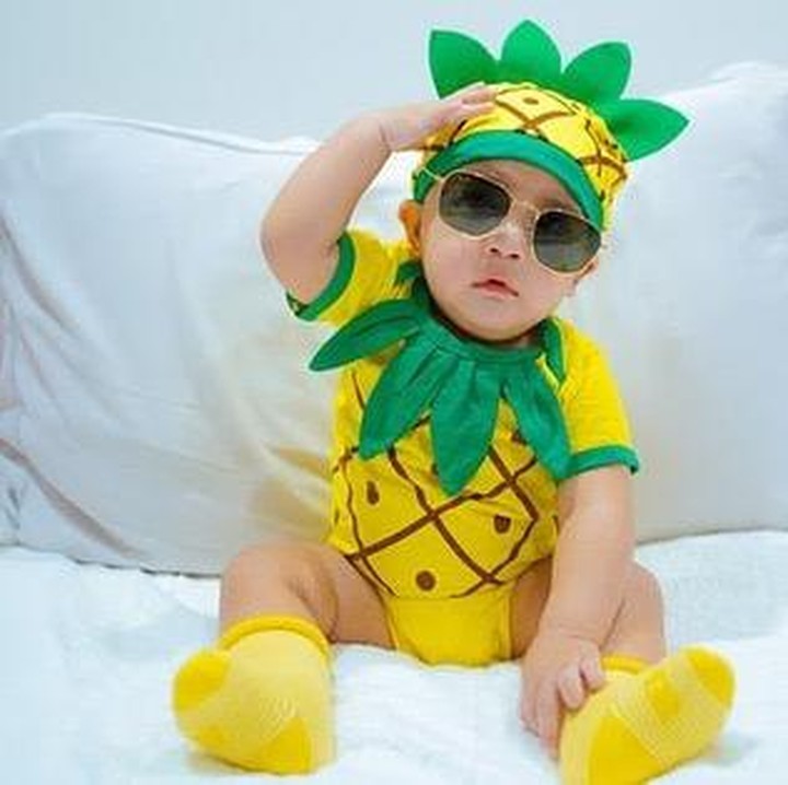 <p>Rayyanza juga pernah memakai kostum buah-buahan lho, salah satunya nanas. Adik Rafathar itu bergaya dengan kostum nanas dan kacamata hitam yang melengkapi penampilannya. (Foto: Instagram @raffinagita)</p>