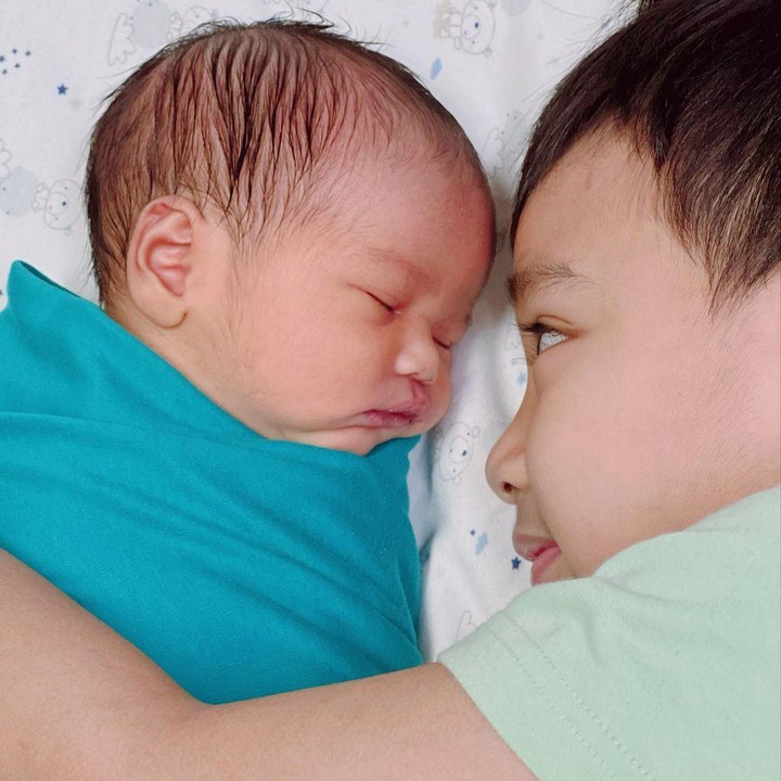 <p>Sebentar lagi Rafif genap berusia 6 tahun lho, Bunda. Beberapa foto yang dibagikan Uut memperlihatkan Rafif yang selalu memeluk adiknya. (Foto: Instagram @uutpermatasari)</p>