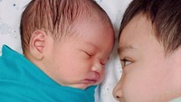 <p>Sebentar lagi Rafif genap berusia 6 tahun lho, Bunda. Beberapa foto yang dibagikan Uut memperlihatkan Rafif yang selalu memeluk adiknya. (Foto: Instagram @uutpermatasari)</p>