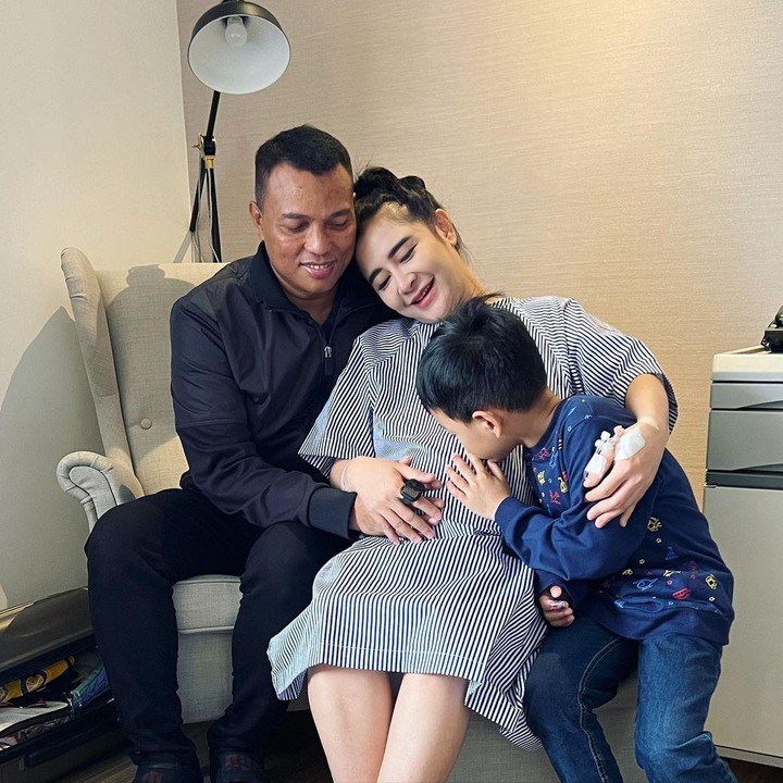 <p>Sejak ibundanya mengandung anak kedua, Rafif memang selalu ada di samping Uut. Ia tampak sangat menantikan kehadiran adik bayi. Termasuk menemani sang Bunda jelang melahirkan. (Foto: Instagram @uutpermatasari)</p>