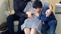 <p>Sejak ibundanya mengandung anak kedua, Rafif memang selalu ada di samping Uut. Ia tampak sangat menantikan kehadiran adik bayi. Termasuk menemani sang Bunda jelang melahirkan. (Foto: Instagram @uutpermatasari)</p>