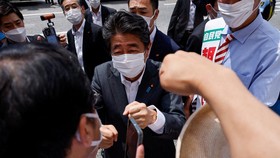 Eks PM Jepang Shinzo Abe Ditembak saat Pidato Kampanye
