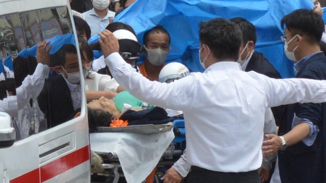 Mantan Perdana Menteri Jepang, Shinzo Abe, menerima transfusi darah setelah ditembak di dada dan leher pada Jumat (8/7).
