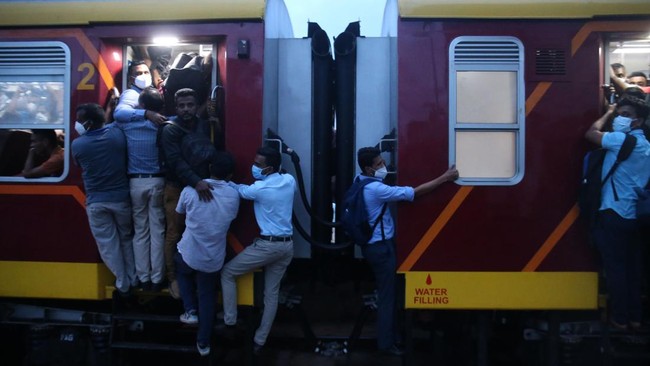 FOTO: Sri Lanka Krisis BBM, Warga Berbondong Naik Kereta