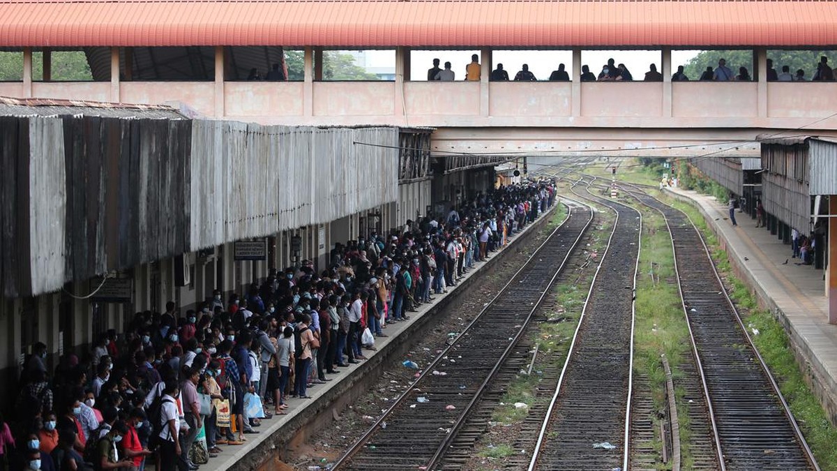 FOTO: Sri Lanka Krisis BBM, Warga Berbondong Naik Kereta
