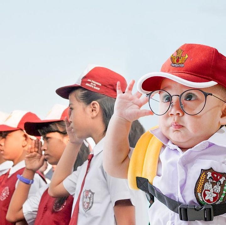 <p>Tak hanya itu, ia juga berpose layaknya anak SD sedang upacara bendera di hari Senin. Kira-kira Rayyanza sudah cocok jadi anak SD belum nih, Bunda? (Foto: Instagram @raffinagita1717)</p>