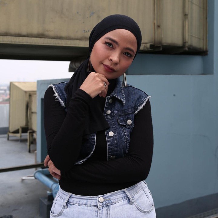 <p>Vokalis band Kotak, Tantri Syalindri Ichlasari atau akrab disapa Tantri 'Kotak' juga pernah mengalami masalah saat hamil anak kedua. Perempuan 35 tahun itu pernah didiagnosis terkena virus Toksoplasma. Guna memastikan kehamilannya berjalan lancar, Tantri pergi ke Singapura untuk memeriksakan kandungan ke dokter spesialis di sana. (Foto: Tripa Ramadhan)</p>
