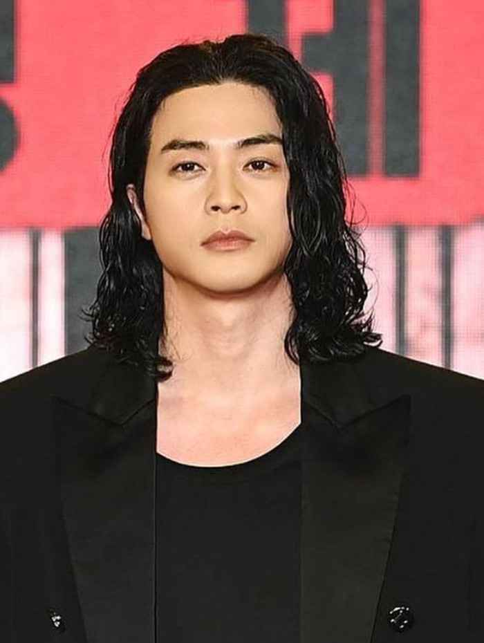Terjun ke dunia akting, Kim Ji Hoon debut lewat drama Loving You, yang juga diperankan oleh Eugene dan Lee Dong Wook. Setelah itu, Kim Ji Hoon aktif bermain drama dan juga teater./ foto instagram.com/jiraishin99