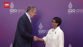 VIDEO: Momen Menlu Rusia Diteriaki saat Jabat Tangan Menlu RI