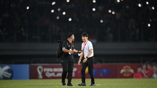 Pelatih Timnas Indonesia U-19 Shin Tae Yong melakukan pemeriksaan terhadap rumput lapangan jelang kickoff melawan Myanmar, Minggu (10/7).