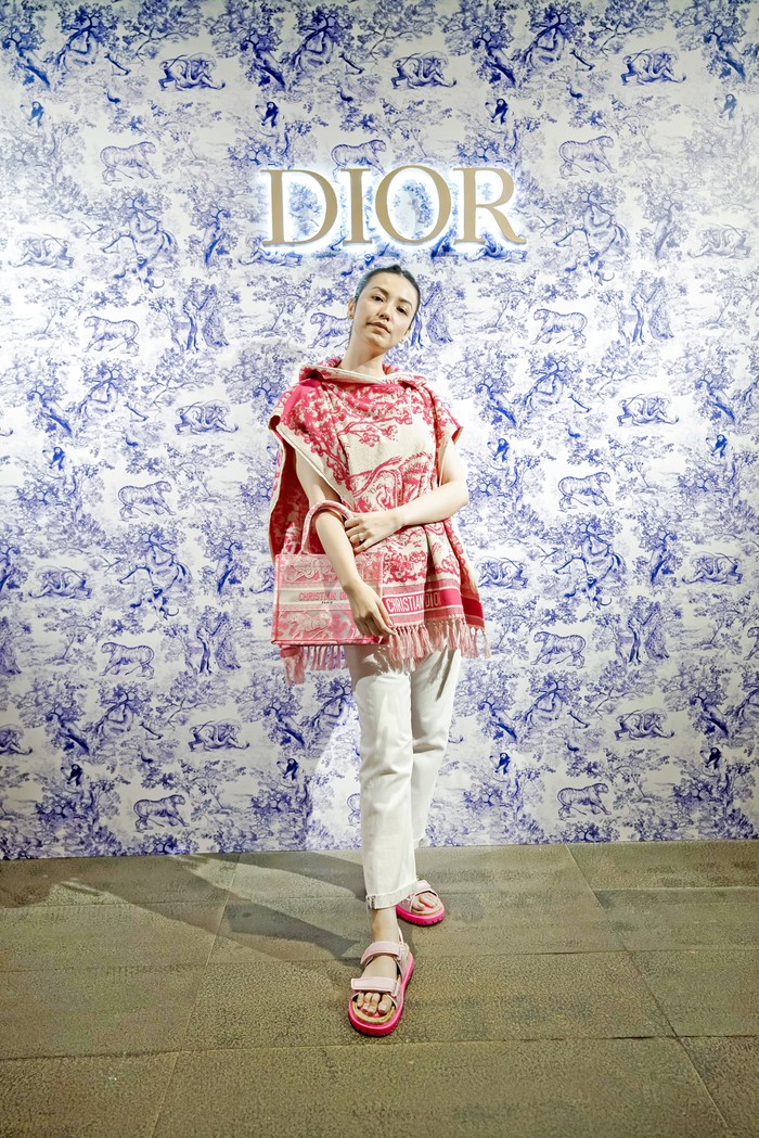 Gaya yang lebih kasual dipilih Velove Vexia yang memadukan cape dan celana panjang serta sporty sandals. Foto: Courtesy of Dior