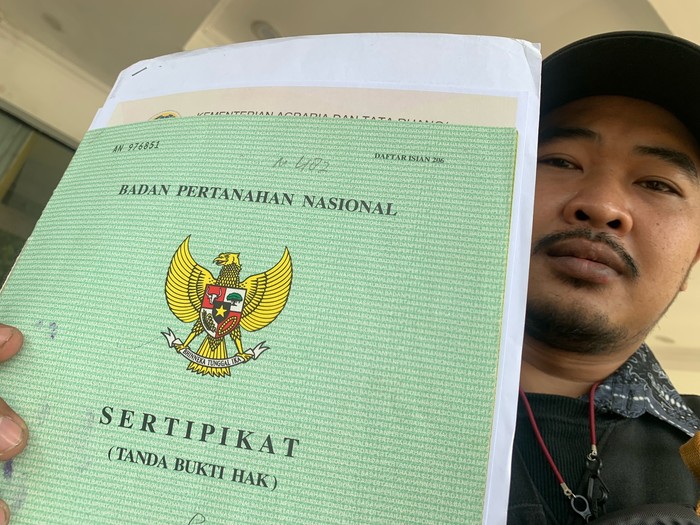 Warga saat terima sertifikat tanah Cara Membedakan Sertifikat Tanah Asli atau Palsu