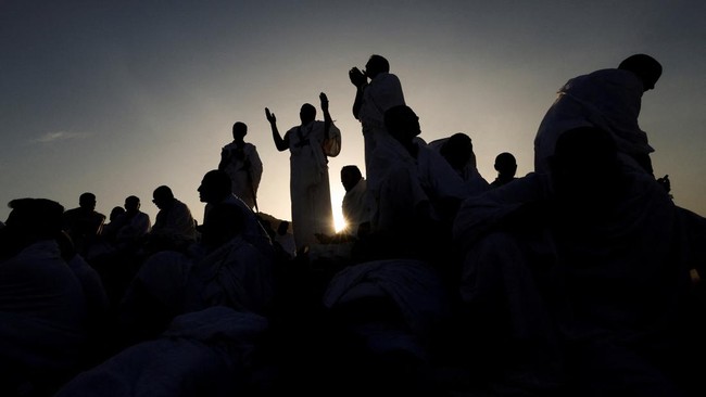 Hari Arafah adalah salah satu hari yang mulia. Allah SWT menjanjikan akan menghapus dosa dari umat Muslim yang berpuasa sunah di hari Arafah.