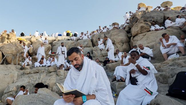 Apa itu wukuf di Padang Arafah? Wukuf merupakan puncak dari ibadah haji yang tak boleh dilewatkan oleh jemaah. Berikut penjelasannya.