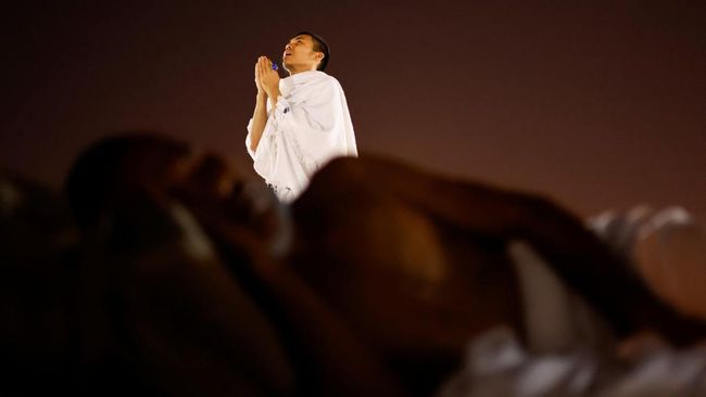 Para jemaah haji melakukan ibadah wukuf di Padang Arafah pada Selasa (27/6). Apa itu wukuf? Apa saja doa-doa yang dipanjatkan saat wukuf?