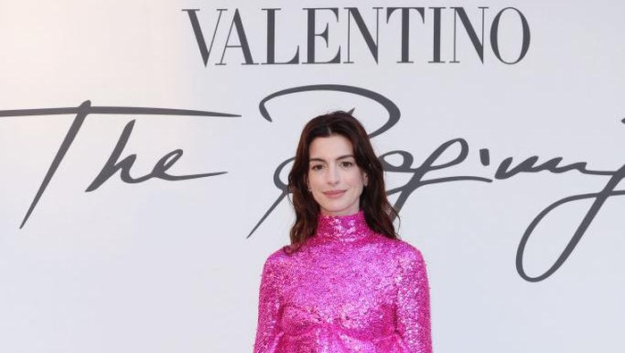 ROME, ITALY - JULY 08: Giancarlo Giammetti and Anne Hathaway are seen arriving at the Valentino haute couture fall/winter 22/23 fashion show on July 08, at Piazza Di Spagna 2022 in Rome, Italy. (Photo by Ernesto Ruscio/Getty Images)