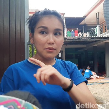 Jari Berdarah Terjepit Pintu Mobil, Ayu Ting Ting Menangis Tersedu-sedu
