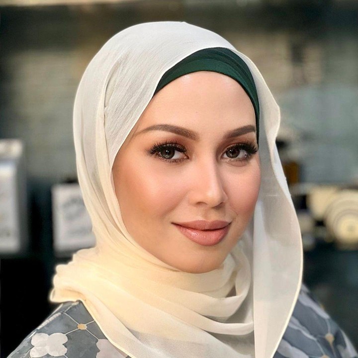 <p>Sayangnya, rumah tangga keduanya tak langgeng. Azrinaz Mazhar diceraikan Sultan Hassanal Bolkiah pada tahun 2010. Dari perceraian itu, Azrinaz mendapat harta gono-gini yang fantastis, salah satunya yakni sebuah perusahaan telekomunikasi Celcom Blue Bear. (Foto: Instagram @azrinazmazharhakim)<br /><br /><br /></p>